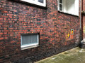 Saubere Wand nach der Graffitientfernung